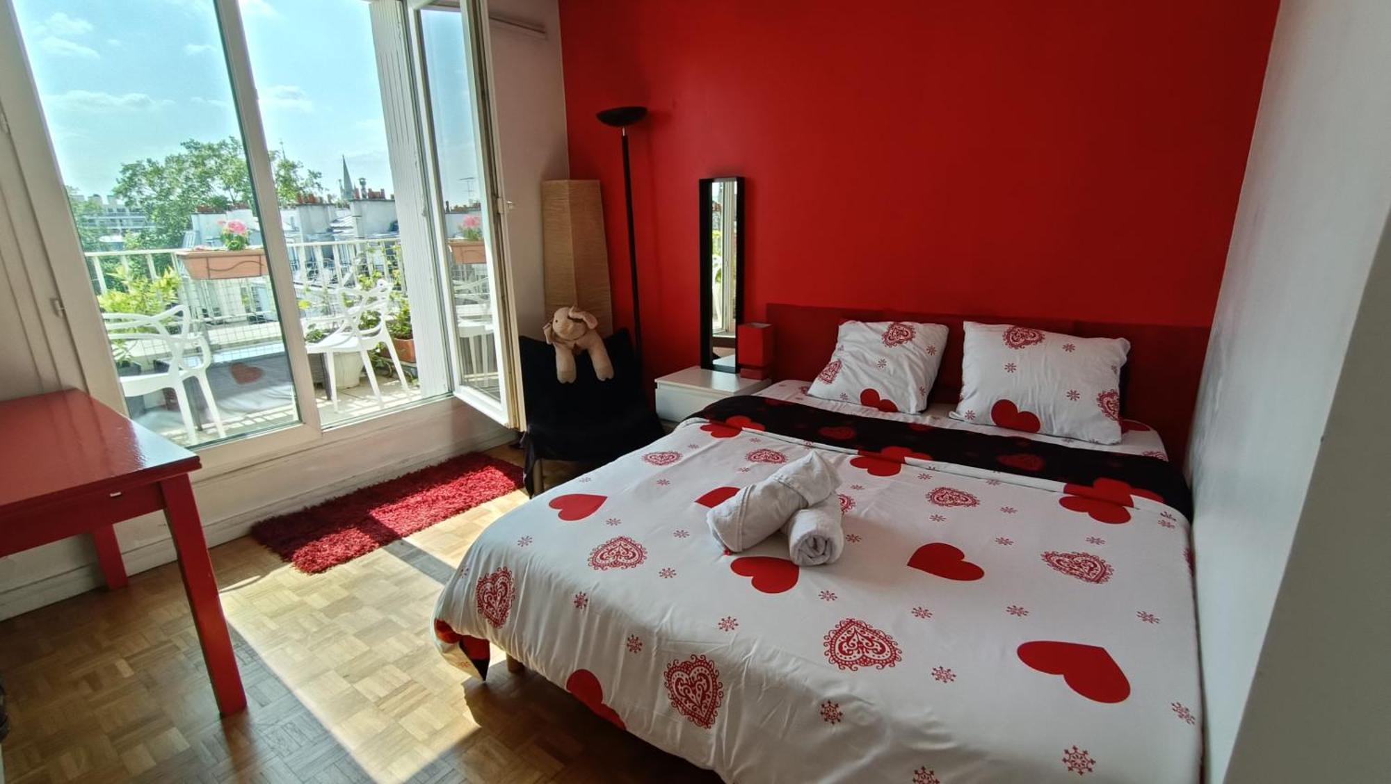 King Bedroom And Terrace In Center, Shared Bathroom Parijs