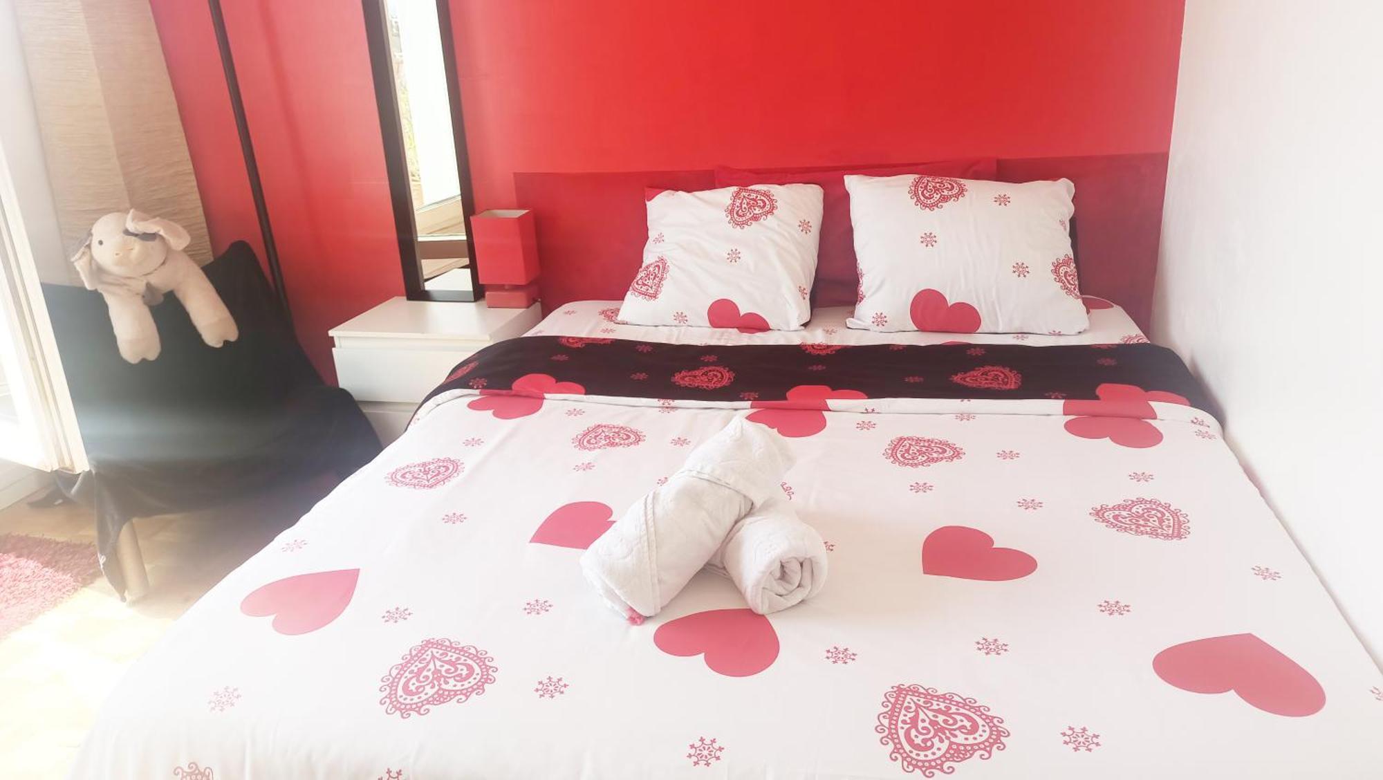 King Bedroom And Terrace In Center, Shared Bathroom Parijs